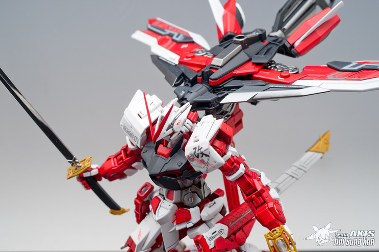 MG 1/100 MBF-P02KAI Gundam Astray Red Frame Lowe Guele Custom: Modeled ...